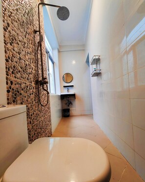 Appartement Design | Salle de bain | Baignoire et douche séparées, peignoirs, savon, papier de toilette