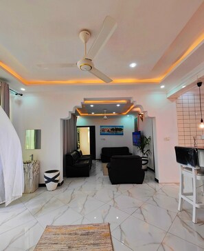 Appartement Design | Aire de séjour | Téléviseur connecté de 55 po avec télévision par satellite