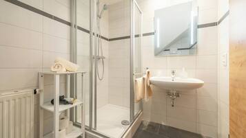 Dusche, Haartrockner, Handtücher