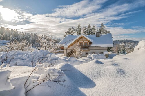 This 65 square meter, air-conditioned vacation apartment on a country estate on the Dreisesselberg in the Bavarian Forest is a perfect retreat. <br>2 bedrooms, 1 living room, 1 fully equipped kitchen and a bathroom with shower/WC ensure relaxation. The...