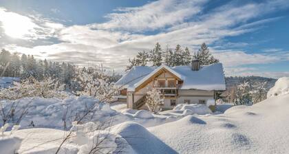 This 65 square meter, air-conditioned vacation apartment on a country estate on the Dreisesselberg in the Bavarian Forest is a perfect retreat. <br>2 bedrooms, 1 living room, 1 fully equipped kitchen and a bathroom with shower/WC ensure relaxation. The...