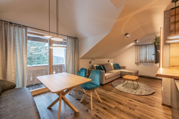 Table de tennis de table, livres, chaîne hi-fi