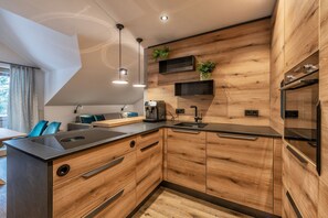 Fridge, microwave, oven, stovetop - Apartment with Private Spa (Breitenberg)