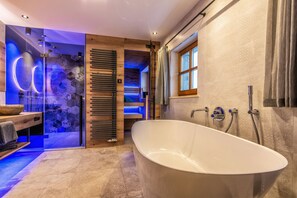 Eco-friendly toiletries, hair dryer, towels - Apartment with Private Spa (Breitenberg)