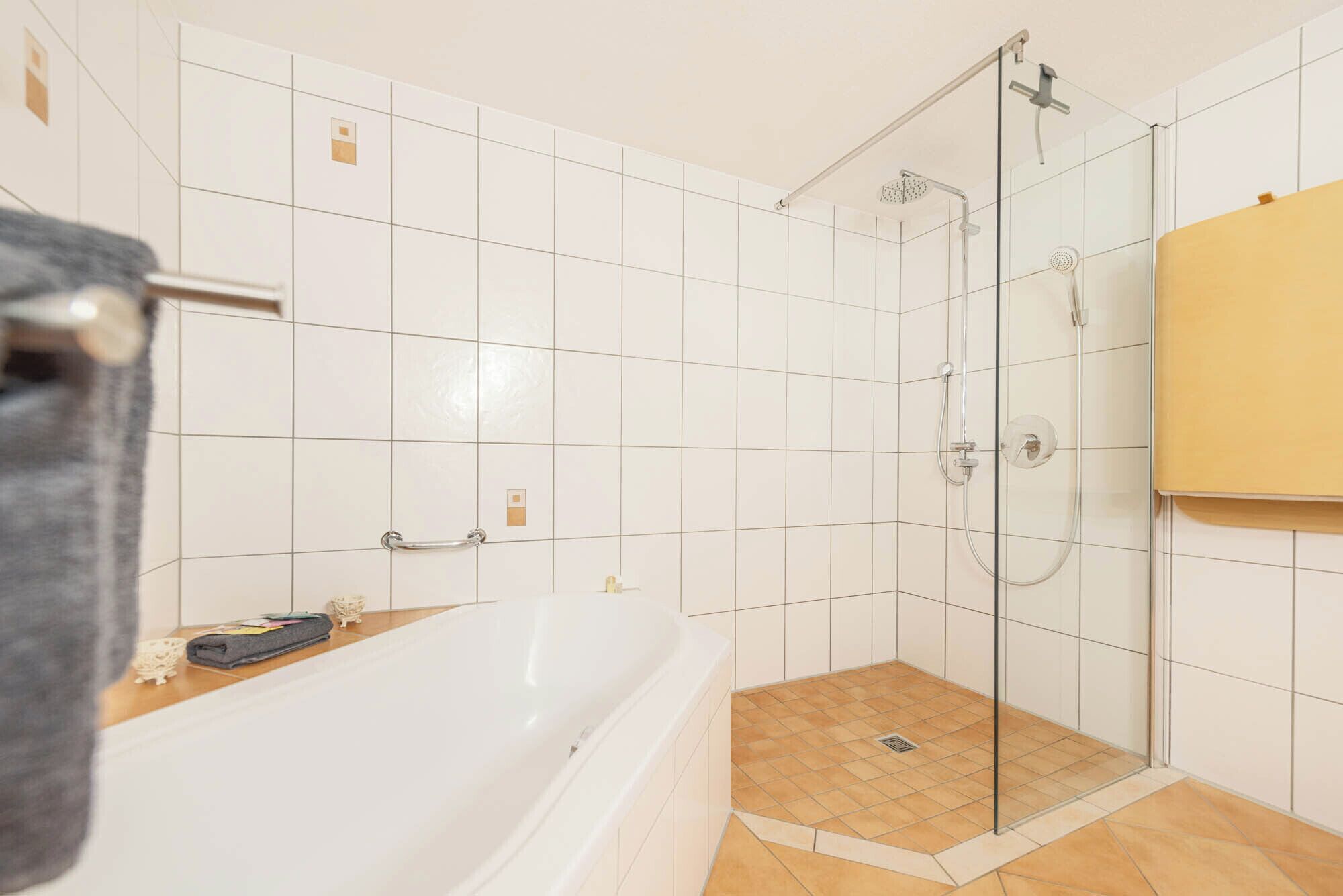 Ein Badezimmer mit Badewanne, Duschkabine und Toilette.