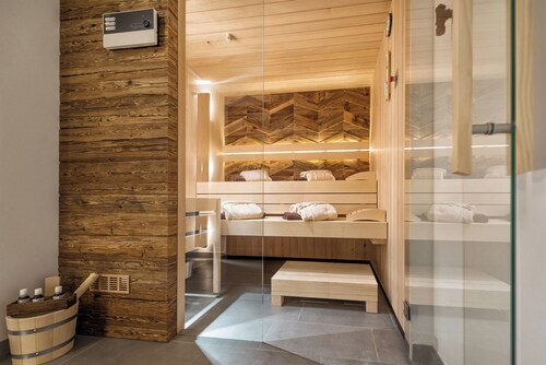 This 90 square meter vacation apartment on a country estate on the Dreisesselberg in the Bavarian Forest is a gem for your little wellness vacation for two. <br>Magnificent views, vast nature & absolute tranquillity are the order of the day.<br>Wrapped up