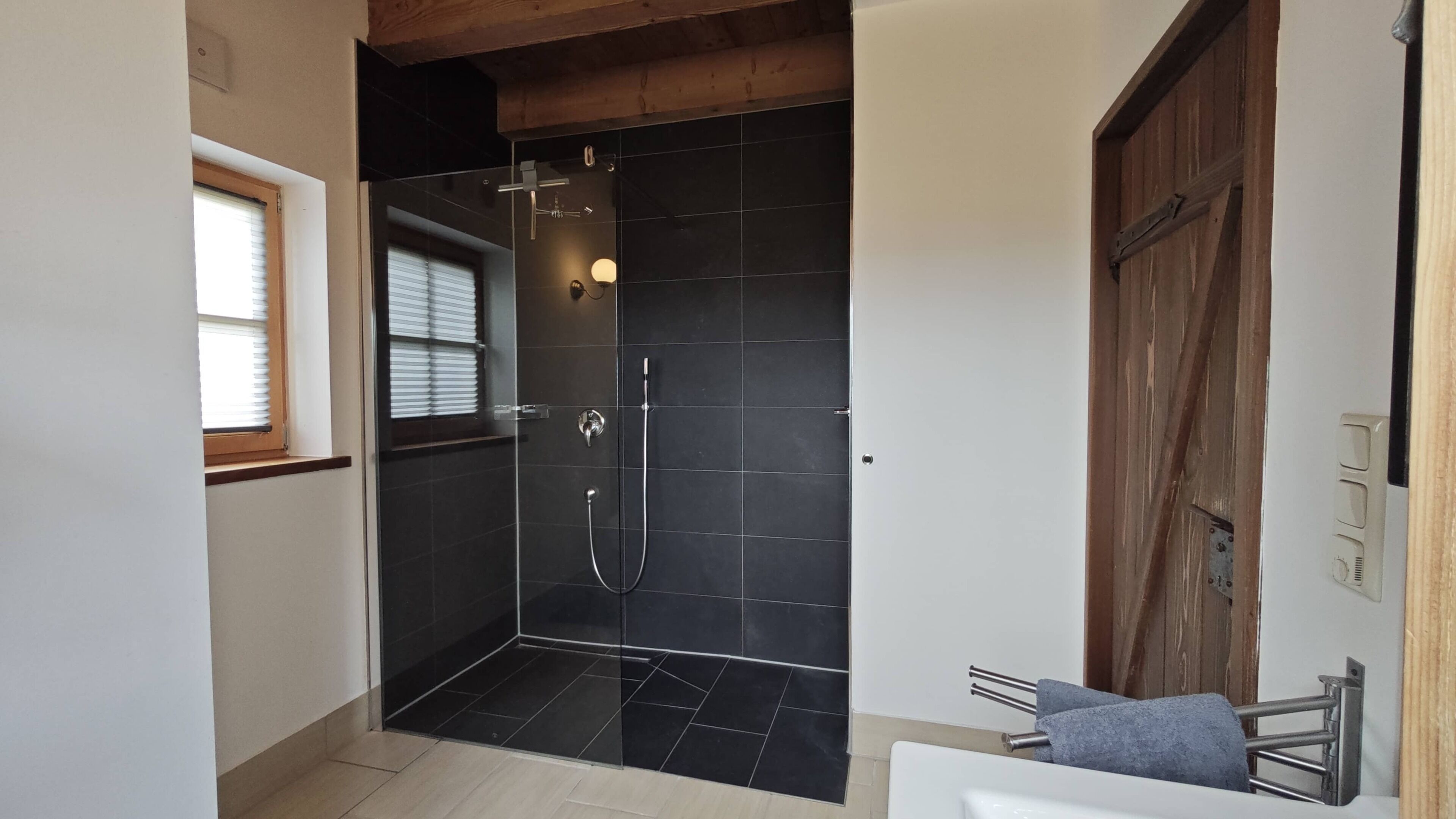 Regadera, amenidades de baño ecológicas, secadora de cabello, toallas 