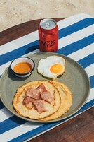 Desayuno con opciones de la cocina local incluido todos los días 