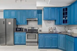 Een koelkast, een microgolfoven, een oven, een kookplaat