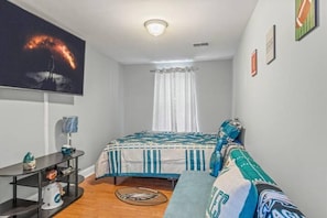 4 bedrooms, iron/ironing board, free WiFi, bed sheets