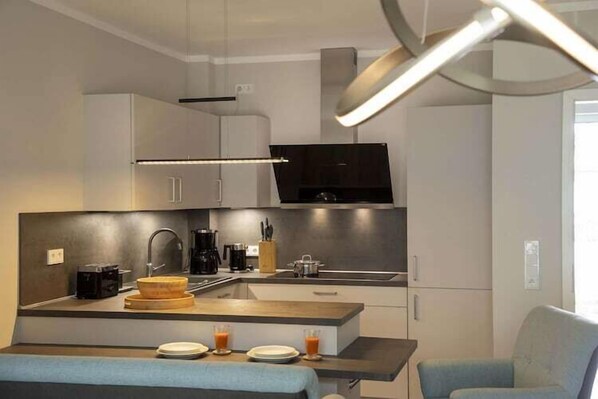 Réfrigérateur, un four, surface de cuisson, lave-vaisselle