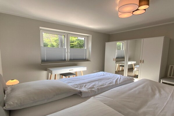 2 habitaciones, tabla de planchar con plancha y cuna de viaje 