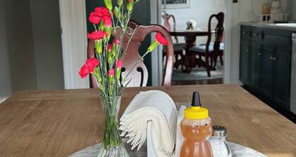 🌾 The Farmwife’s Hideaway 🌾
Small-town comfort with farmhouse charm.