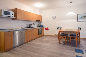 Fridge, oven, stovetop, coffee/tea maker