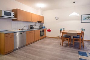 Wasserkocher mit Kaffee-/Teezubehör, Kühlschrank, Ofen, Herdplatte