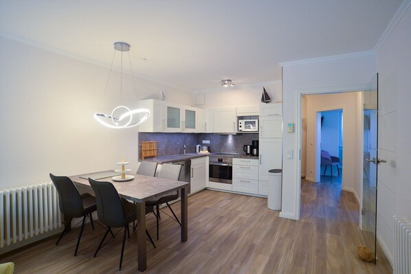 Fridge, oven, stovetop, coffee/tea maker
