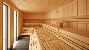 Una sauna con bancos de madera y techo de madera.