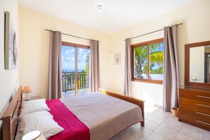 4 bedrooms, iron/ironing board, WiFi, bed sheets - Villa Sunlove - Four Bedroom Villa, Sleeps 8 (Peyia)