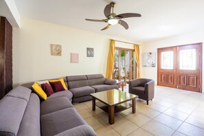 TV - Villa Sunlove - Four Bedroom Villa, Sleeps 8 (Peyia)