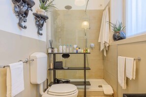 Douche, sèche-cheveux, bidet, serviettes fournies