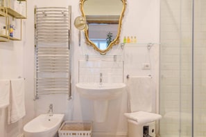 Shower, hair dryer, bidet, towels - Villa Aida Superior Apartment Caesar (Milano)
