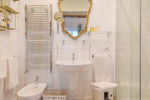 Doccia, asciugacapelli, bidet, asciugamani