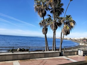 Ligstoelen aan het strand, strandlakens