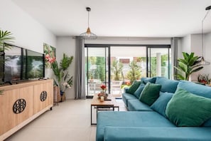 Een smart-tv, een dvd-speler, boeken en een printer