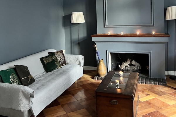 Dormitorio compartido económico, dormitorio mixto | Área de sala de estar | Smart TV de 32 pulgadas con canales digitales y servicios de streaming