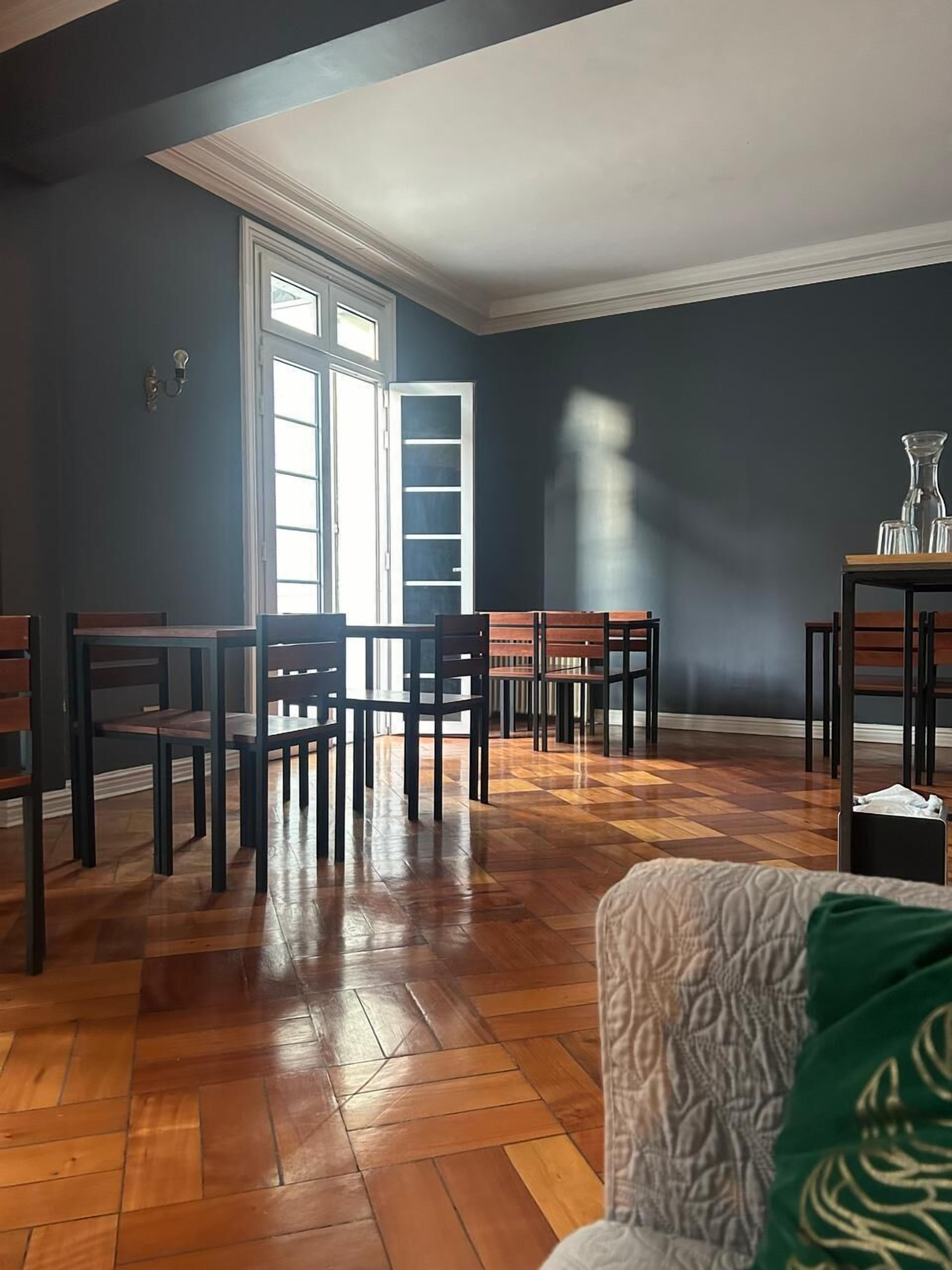 TV connectée de 32 pouces avec chaînes numériques, services de streaming