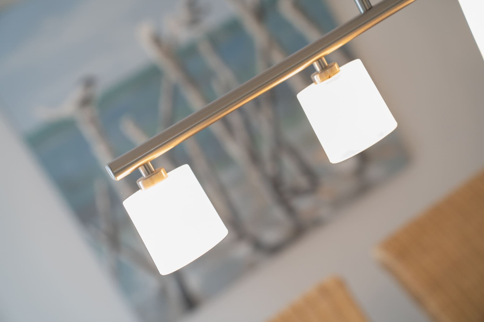 Un luminaire fixé au plafond, doté de deux ampoules de forme carrée.