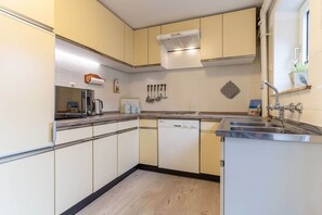 Fridge, microwave, stovetop, dishwasher