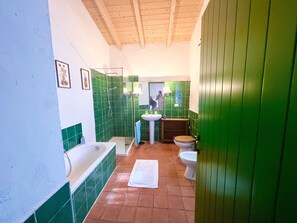 Doccia, asciugacapelli, bidet, asciugamani