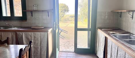 Horno, cafetera y tetera, tetera eléctrica y utensilios de cocina