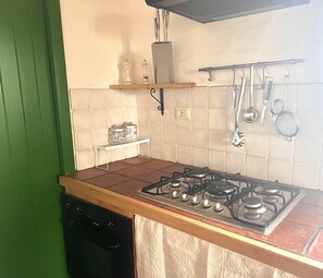 Horno, cafetera y tetera, tetera eléctrica y utensilios de cocina 