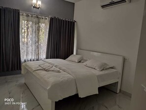 4 bedrooms, iron/ironing board, WiFi, bed sheets - Cheerful 4 Bedroom Villa with Ensuite and Parking (Ernakulam)