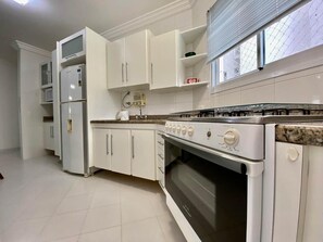 Private kitchen - Apartamento Ventilado e Iluminado Riviera - Módulo 2 - 400 Metros da Praia (Riviera de São Lourenço Bertioga)