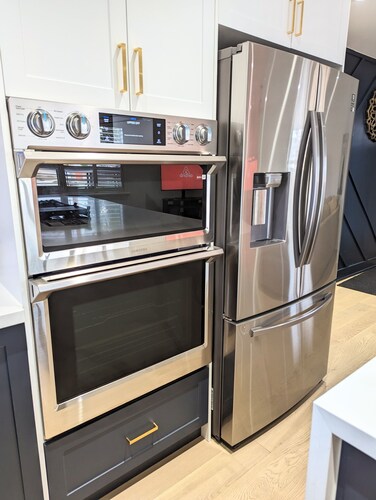 Newly renovated 4 Rooms and 3 Baths Suite w/ Parking by Pearson Airport

