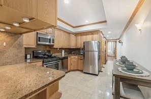 Fridge, microwave, oven, stovetop - Charming 2 BD 2 BATH Apartment in Chinatown (Philadelphia)