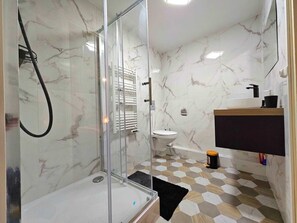 Sèche-cheveux, savon, papier toilette