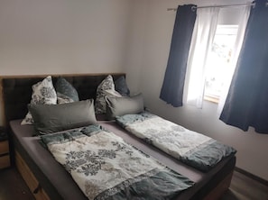 3 bedrooms, WiFi, bed sheets - Großzügige Moderne Ferienwohnung am Alpakahof. Kinderfreundlich (Waldershof)