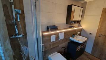 Sèche-cheveux, serviettes fournies, savon, shampoing