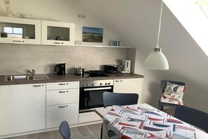 Køleskab, ovn, kogeplade, kaffe-/temaskine