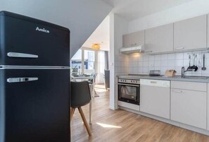 Geladeira, micro-ondas, cooktop, lava-louças