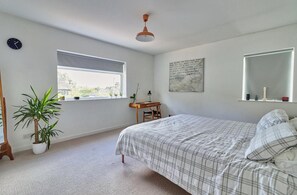 6 bedrooms, iron/ironing board, WiFi, bed sheets