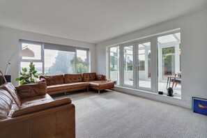 Living area - Detached modern, stylish house (Rawdon)