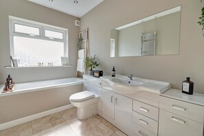 Hair dryer, towels - Detached modern, stylish house (Rawdon)