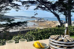 Outdoor dining - Holiday Home in Terenez with Sea Views (Plougasnou)