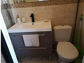 Serviettes fournies, savon, papier toilette