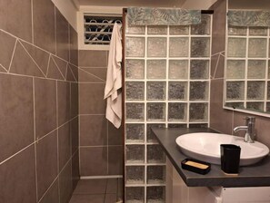 Asciugamani, sapone, carta igienica